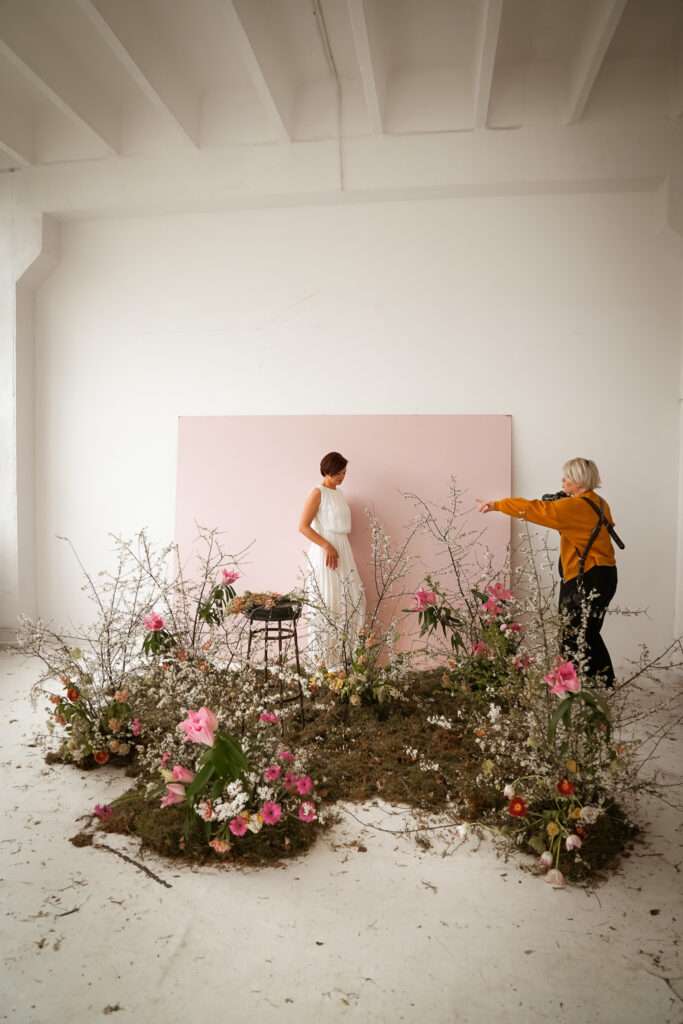 sesja zdjęciowa z kwiatami, bukiety kwiatów, dekoracje weselne, sesja stylizowana