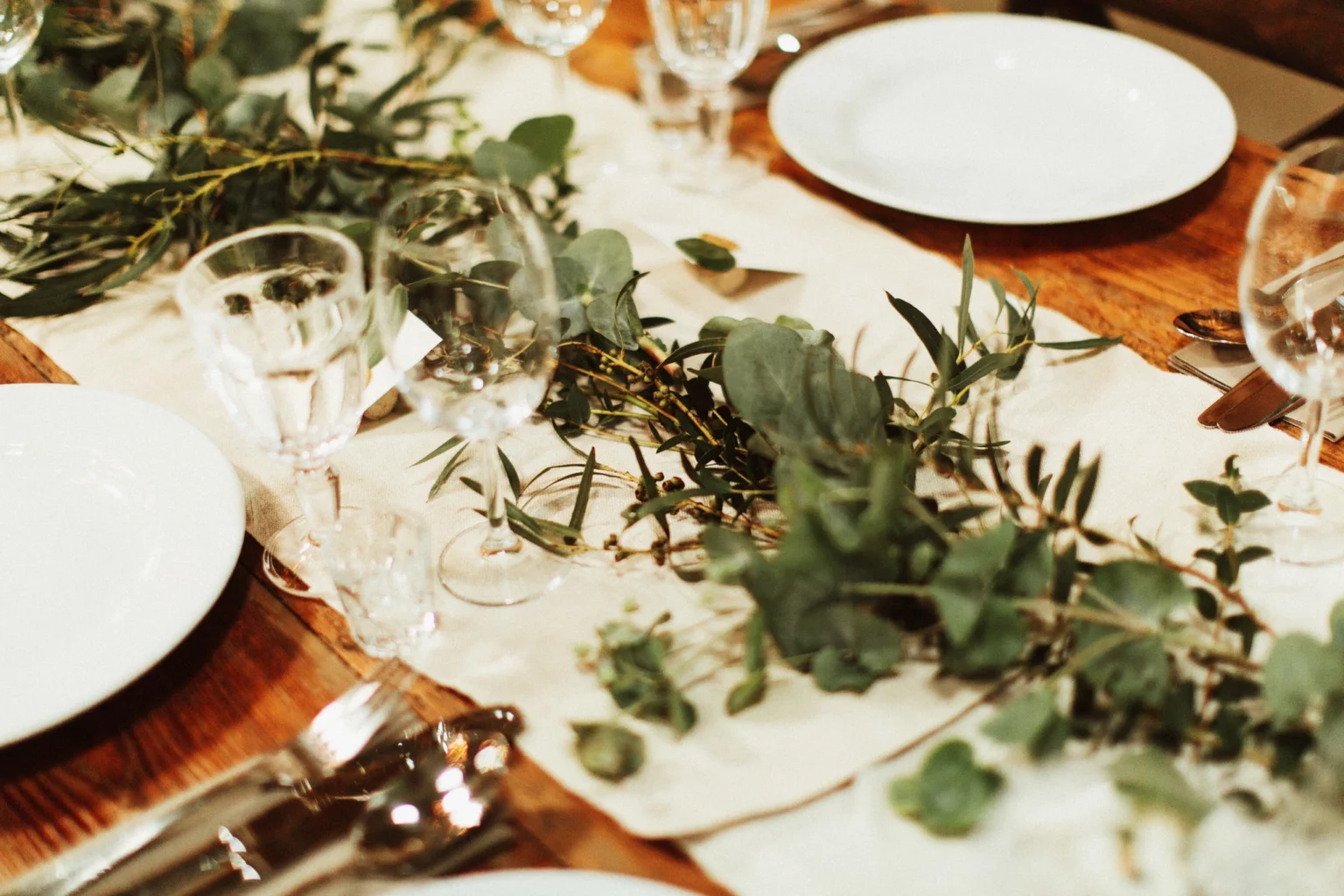dekoracje greenery, stoły weselne, dekoracje stołu weselnego, kwiaty wesele, eukalipstus, zastawa stołu weselnego