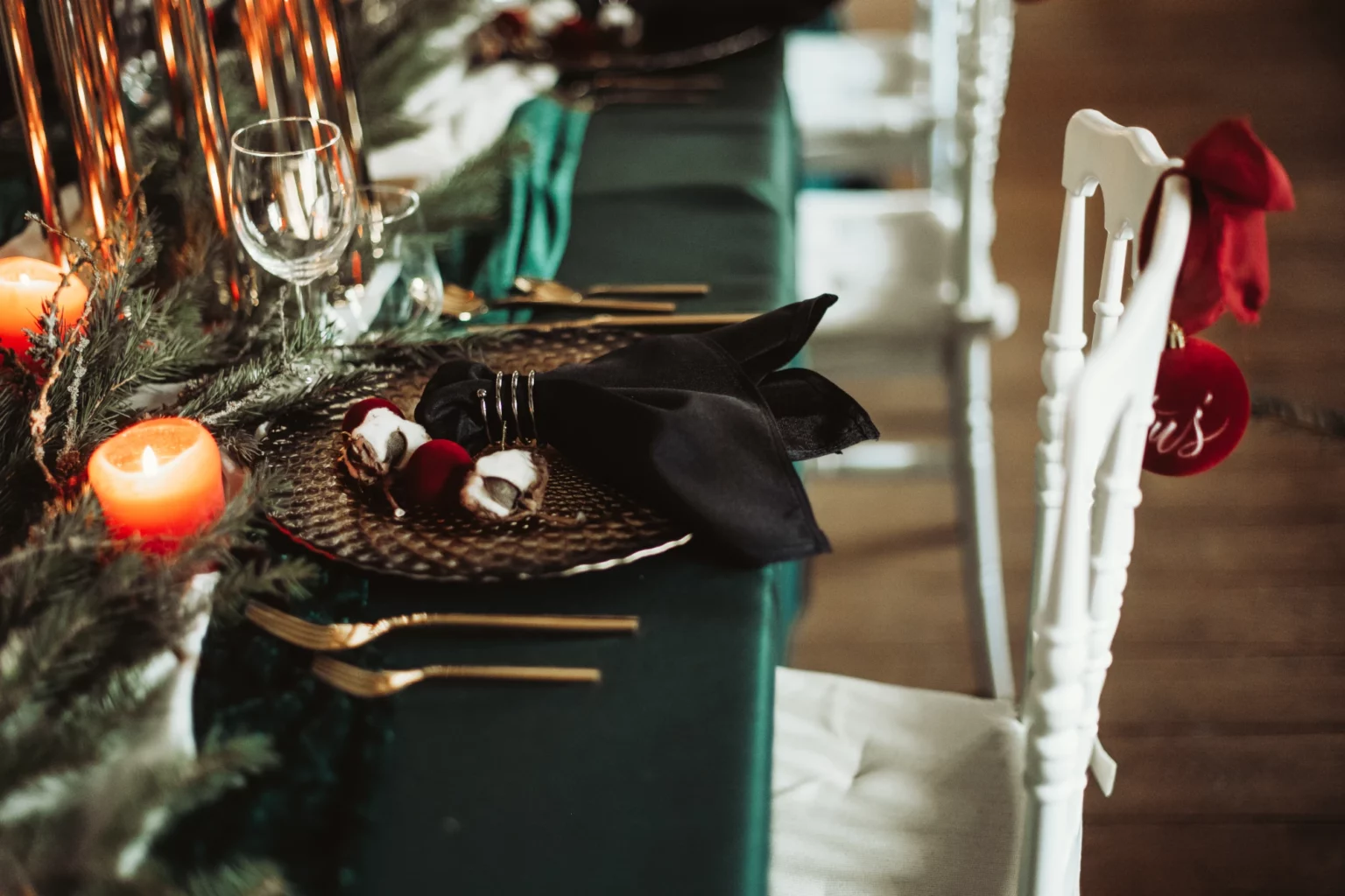 stół wigilijny, dekoracje stołu wigilijnego, świece, dekoracja stołu, zastawa stołowa, stół święta